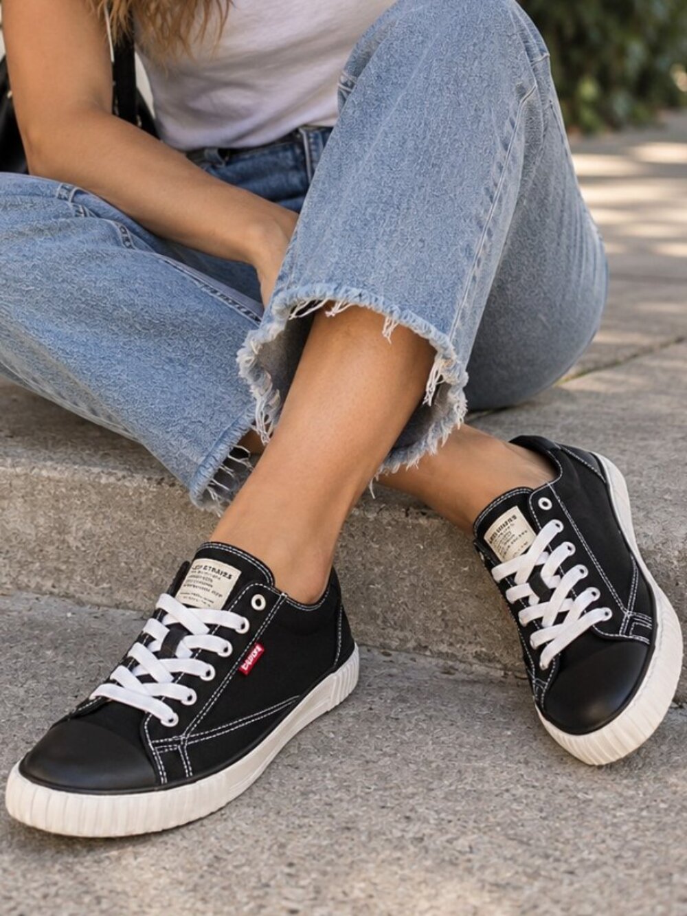 Levi's Sneakers Women's 8.5 Black Canvas Low Top Lace Up
